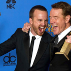 Aaron Paul y Bryan Cranston con los Globos de Oro por su participación en la serie ‘Breaking Bad’.