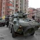 Tropas españolas en sus blindados patrullan y controlan las calles de Mitrovica en el día de ayer