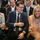 La secretaria general, María Dolores de Cospedal (i), el presidente del Gobierno, Mariano Rajoy (c) y la presidenta de la Comunidad de Madrid, Cristina Cifuentes (d), al inicio de la conferencia política del PP en la que pretenden sentar las bases del pro