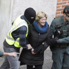 Agentes de la Guardia Civil, que han registrado el despacho en Bilbao del senador de EH Bildu y abogado de presos de ETA, Iñaki Goioaga, en el marco de la operación contra el grupo de enlace con los reclusos etarras, acompañan a una de las detenidas, la t