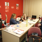 Pérez comenta los resultados con varias socialistas. FERNANDO OTERO