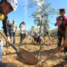 Perico Delgado también plantó un roble frente a la térmica de Cubillos del Sil.