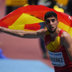 Saúl Ordóñez celebra con una bandera de España su éxito en el Mundial de atletismo. ARRIZABALAGA