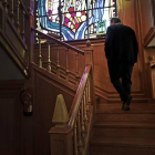 Antonio Silván, ayer en el Ayuntamiento, subiendo las escaleras que le conducen a la planta del despacho oficial del alcalde de León