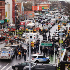 Policía, bomberos y funcionarios federales en el lugar del tiroteo en Nueva York. JUSTIN LANE