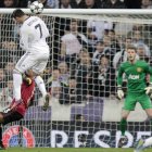 Crsitiano Ronaldo se eleva para cabecear el balón y hacer el gol del empate ante un De Gea que estuvo muy seguro durante todo el partido.