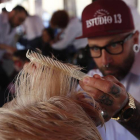 Una de las personas colaboradoras se somete a un corte de pelo. JESÚS F. SALVADORES