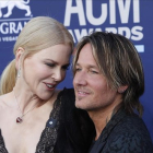 Keith Urban y Nicole Kidman posan en los premios ACM de música country.