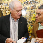 Alfonso García junto al crítico literario Nicolás Miñambres, quien condujo el acto.