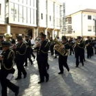 Momento del desfile de las bandas por las calles de Riaño.