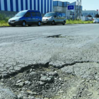 Las sucesivas obras de asfaltado en las calles del polígono sólo han sido parches.