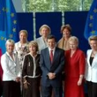 El presidente de la Comisión Europea posa sonriente junto a las comisarias que forman su Ejecutivo