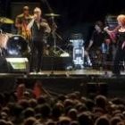 El grupo estadounidense The B-52's durante su actuación de ayer en el Festival de Benicassim