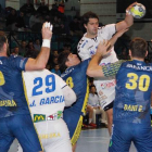 El lateral argentino Fede Vieyra intenta superar la defensa del conjunto gallego ayudado por su compañerro Javi García. SANTOS