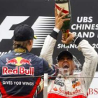 Lewis Hamilton se baña en cava celebrando su triunfo en el Gran Premio de China. Vettel tampoco acab