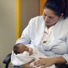 Óscar duerme en brazos de su madre once horas después de su nacimiento.