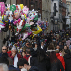 Gente paseando por el centro de León durante la Semana Santa. FERNANDO OTERO