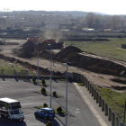 Maquinaria trabajando en las obras que abrirán el nuevo paso sobre la vía del tren.
