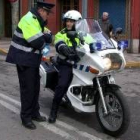 Efectivos de la Policía Local bañezana, en una imagen de archivo