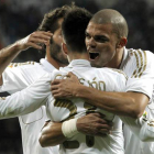 El delantero del Real Madrid, José Callejón celebra con su compañero Kleper Laveran "Pepe" la consecución del primer gol de su equipo.