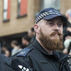 El agente 'hipster' Peter Swinger controlando la seguridad en Londres durante unas protestas.