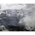 Fuegos e inundaciones del tsunami que ha devastado la ciudad de Kisenuma, en la región de Miyagi.