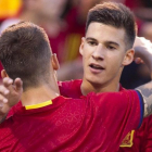 Santi Mina celebra un gol marcado con España.