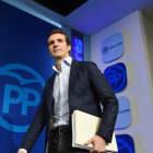 Pablo Casado, el martes, cuando mostró la documentación de su máster en la URJC.