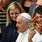 El Papa Francisco se presta a un selfi tras la audiencia general de los miércoles en el Vaticano.