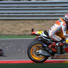 Momento en el que Pedrosa se va al suelo tras el incidente con su compañero Marc Márquez.