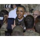 Obama, entre soldados de EEUU en Bagram (Afganistán), este domingo.