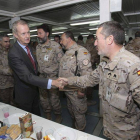 El ministro de Defensa, Pedro Morenés, saluda a soldados de la base de Herat, en Afganistán.
