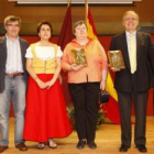 Los premiados posan junto al alcalde de León y a los personajes históricos.