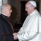 El arzobispo de Valladolid conversa con el papa Francisco en una foto de archivo.