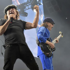 Brian Johnson (izquierda) y Angus Young, el pasado 17 de febrero, durante el concierto que AC/DC dio en Chicago, en el marco de la gira 'Rock or Bust'.