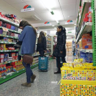 Consumidoras en un supermercado Condis de Barcelona.