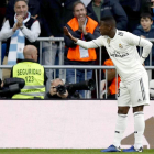 Vinicius celebra en el Bernabéu su primer gol como futbolista del primer equipo. JAVIER LIZÓN