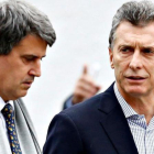 Macri (derecha) camina junto al hasta ministro de Finanzas, Alfonso Prat-Gay, en la residencia presidencial de Los Olivos, en Buenos Aires, el 6 de mayo.