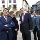 Silván escucha al arquitecto municipal en la plaza de La Encina