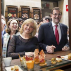 El presidente del Gobierno en funciones, Mariano Rajoy, con una simpatizante, en una visita a Logroño.
