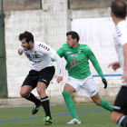 El culturalista Dani Hedrera se adelanta en el centro del campo al jugador del equipo salmantino Óscar Valero, en una acción del partido disputado en el Municipal de Guijuelo.