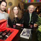 Alejandro González, Ana Casis y Antonio Colinas durante la presentación del Casis Gran Reserva en el hotel Quindós.