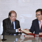 Herrera y el vicepresidente de Inditex y de la Fundación Amancio Ortega, José Arnau, ayer. EFE