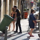 Un ciudadano con un contenedor de basura. SECUNDINO PÉREZ