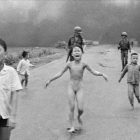 La mítica foto de Nick Ut sobre el bombardeo estadounidense con napalm a la población vietnamita.