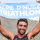 Kevin Viñuela celebra en la meta su triunfo de prestigio en el Alpe d’Huez para cerrar un mes de julio espectacular que refuerza      su moral de cara     al Campeonato de Europa de Acuatlón en       cuatro semanas. CYRILLE QUINTARD