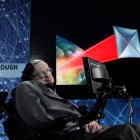 Hawking, ayer en la rueda de prensa del multimillonario ruso Yuri Milner. JASON SZENES