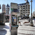 Una cabina telefónica en la plaza de Santo Domingo.