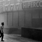 Un policía momentos después del atentado en Hipercor, en 1987