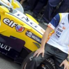 Fernando Alonso posa para la foto oficial de Renault a comienzos de temporada